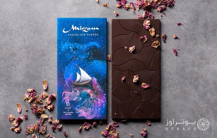 دو قالب شکلات «میرزام»؛ یکی داخل بسته و یکی بدون روکش که با چند پر گل خشک تزیین شده‌اند.